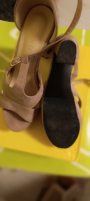 Продам босоніжки бв