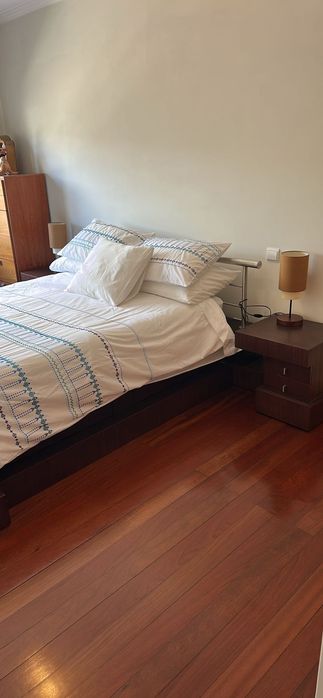 Cama e mesinhas de cabeceira