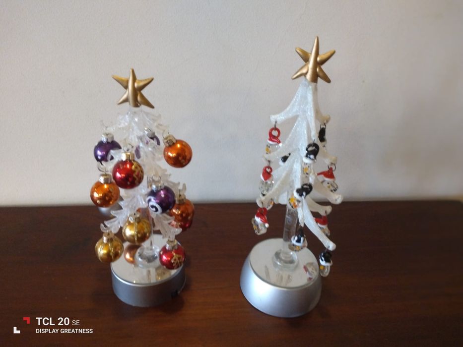 Duas árvores de Natal em vidro