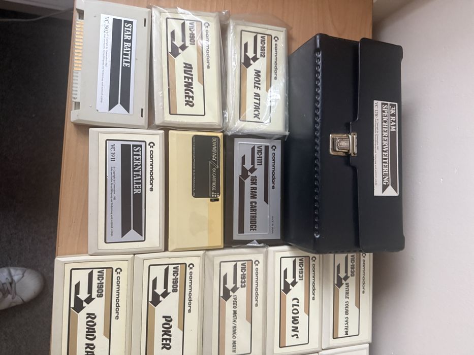 Commodore VIC-20 kolekcja kartridży gry RAM + walizka retro