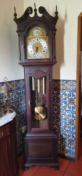 Relógio de pé alto à corda antigo