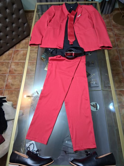 Fato + camisa + gravata + cinto + pingente + sapato