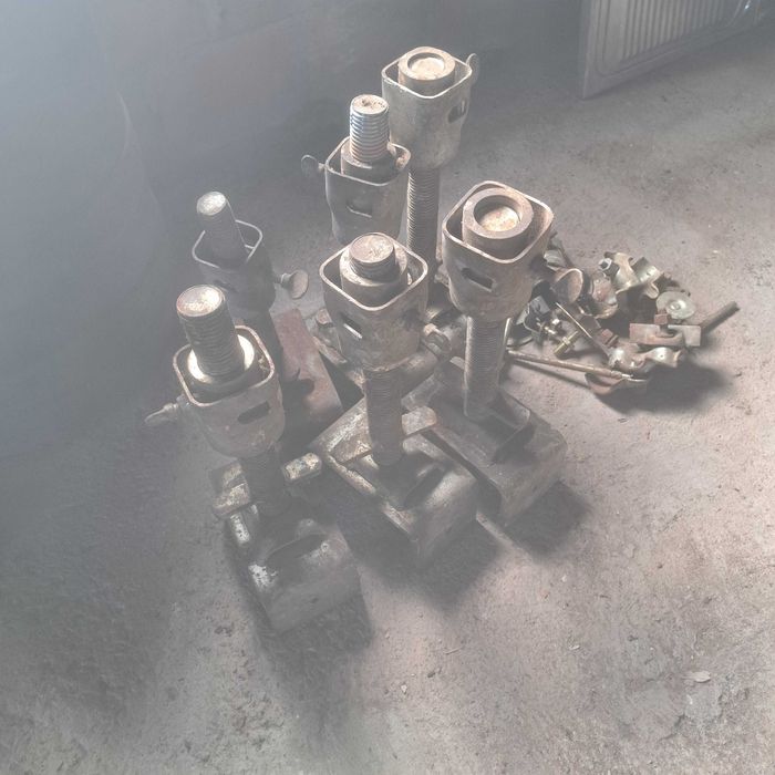 Scaffold feet with adjustment64186448957441121