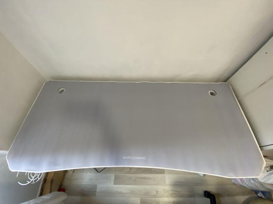 Mesa Gamer com led dos lados, com apoio para fones e para copo + tapet