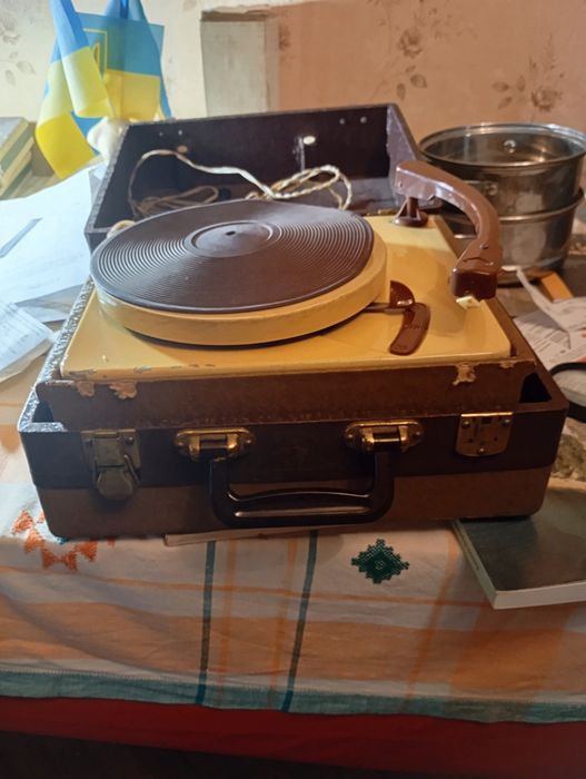 Продам радіолу "Regonda ", радіо приймач"Vef 202",  патіфон та інше.