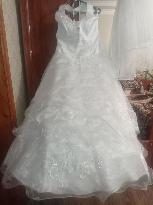 Весільна сукня з фатою