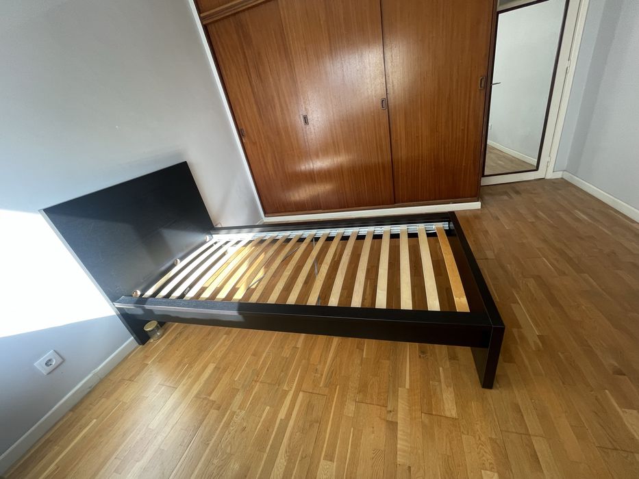 Vendo cama de solteiro com estrado e colchão