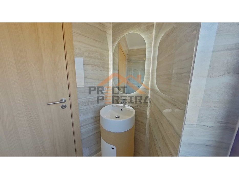 Apartamento T3 duplex remodelado, com box, situado em Casal de Cambra.