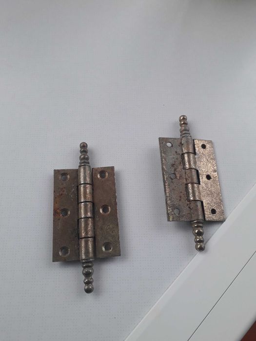 puchadores de arca e dobradiças antigas em latão