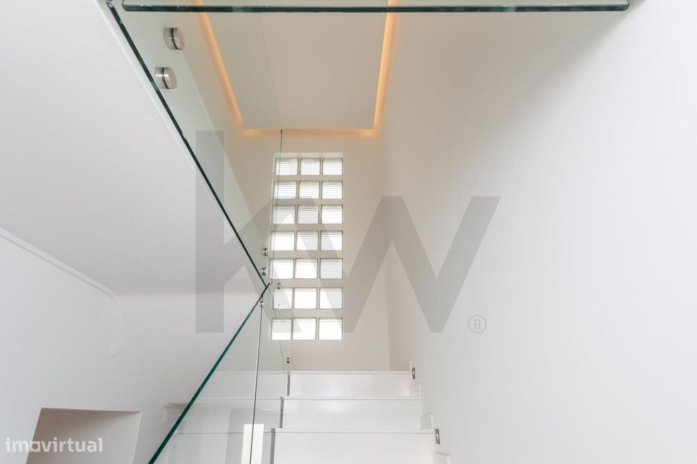 Charmosa Moradia T5 com Jardim Totalmente Remodelada -  Sassoeiros, Ca