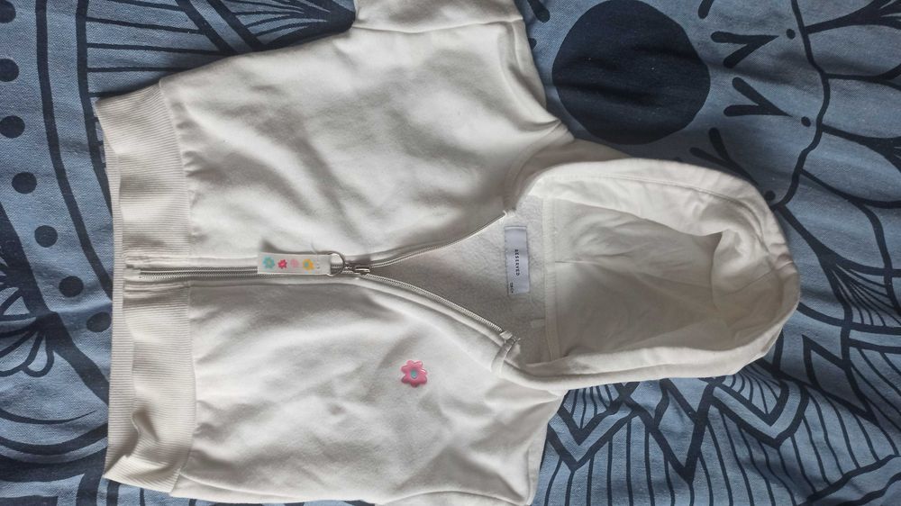 Krótka bluza z kapturem 128