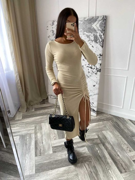 Dopasowana sukienka z rozcięciem beż