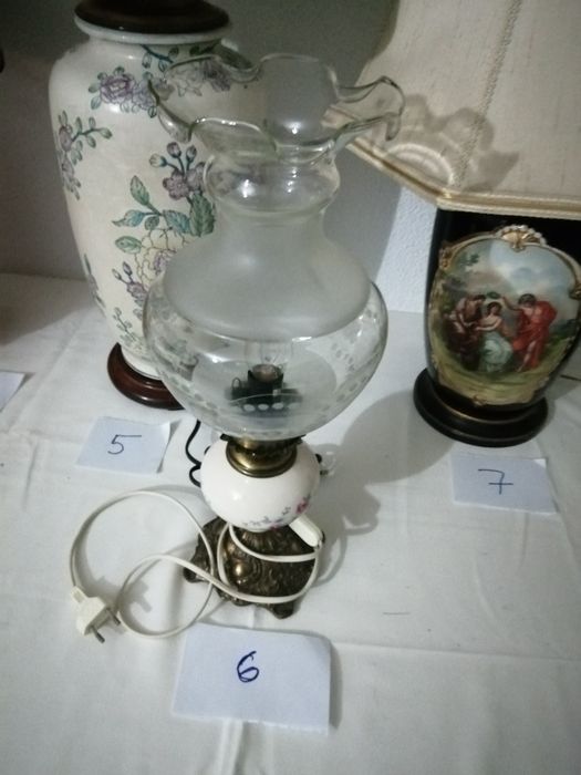 Candeeiros antigos em loiça, metal e outros