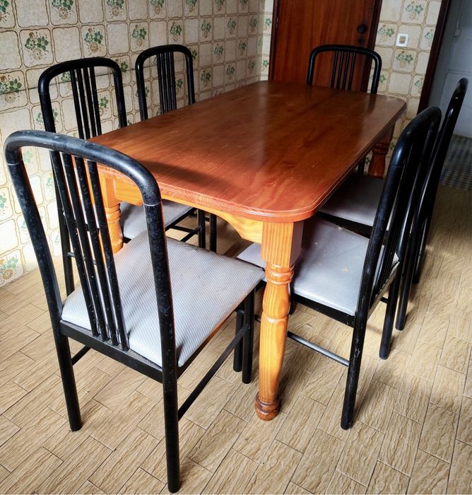 Conjunto mesa em Pinho com seis cadeiras estofadas