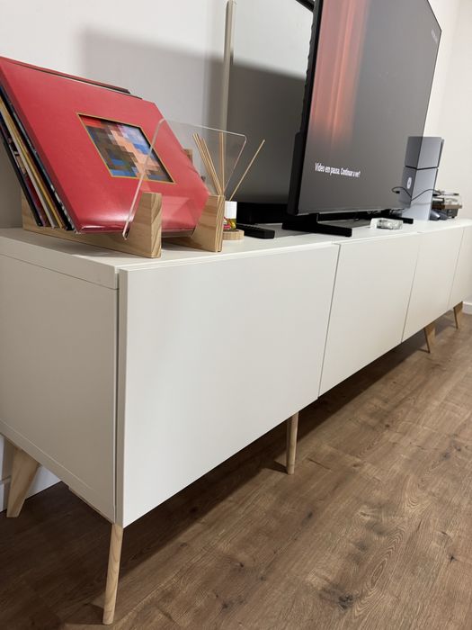 Movel “Besta” ikea com pés Leroy Merlin