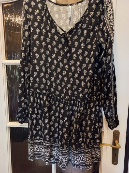 Czarną sukienka w białe kwiaty, długi rękaw  M