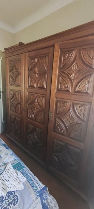 Mobília de Quarto Rústica em Madeira Maciça – Muito Estimada!