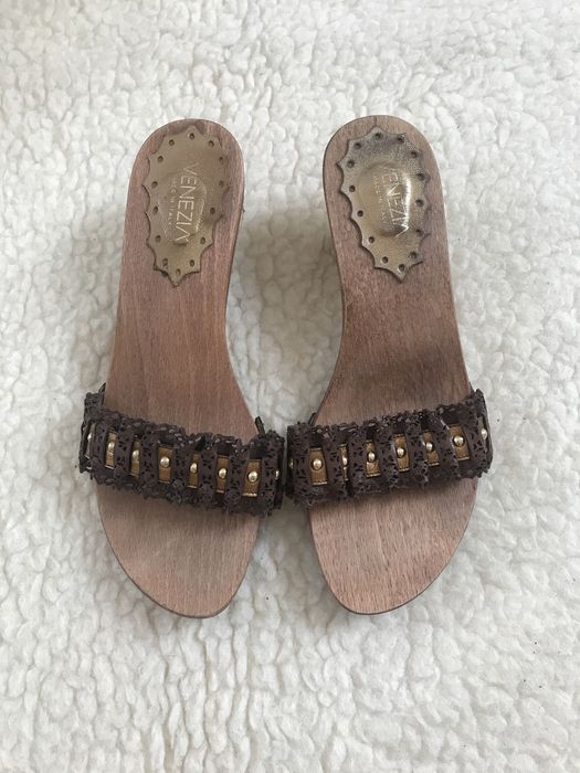 Drewniane brązowe eleganckie klapki na średnim obcasie vintage Venezia