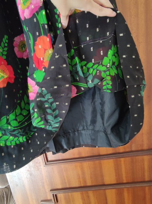 Saia preta às flores comprida