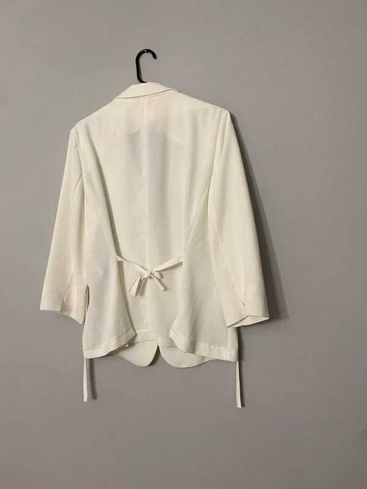 Biała elegancka marynarka, żakiet Taifun