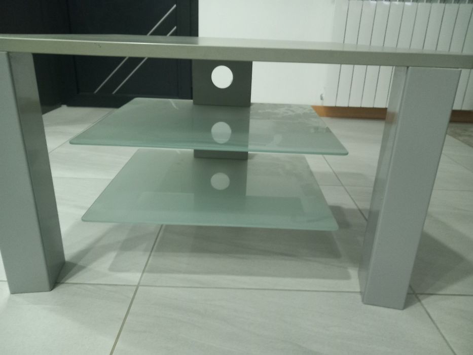 Móvel cinzento e vidro de tv