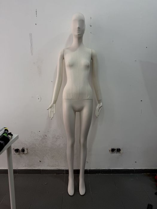 Manequim feminino estilizada