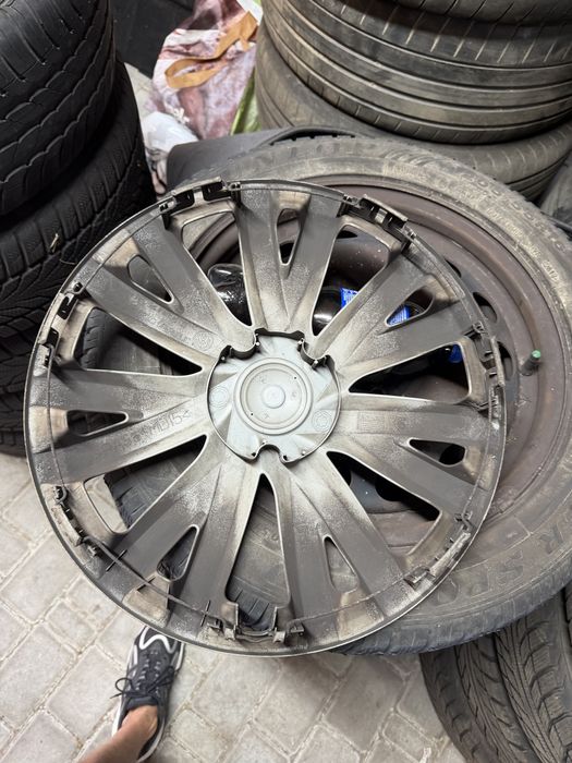 Оригінальні ковпаки на диски Volkswagen Golf 7 R16 5GO.601.147.B