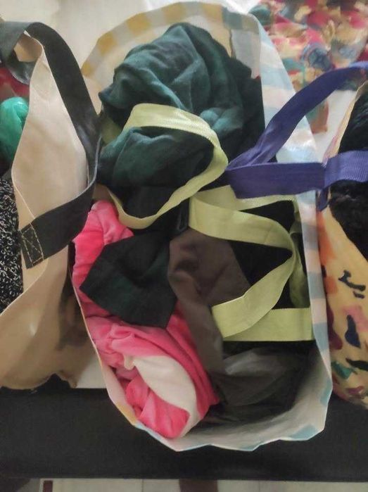 Lote de roupa e acessórios de mulher