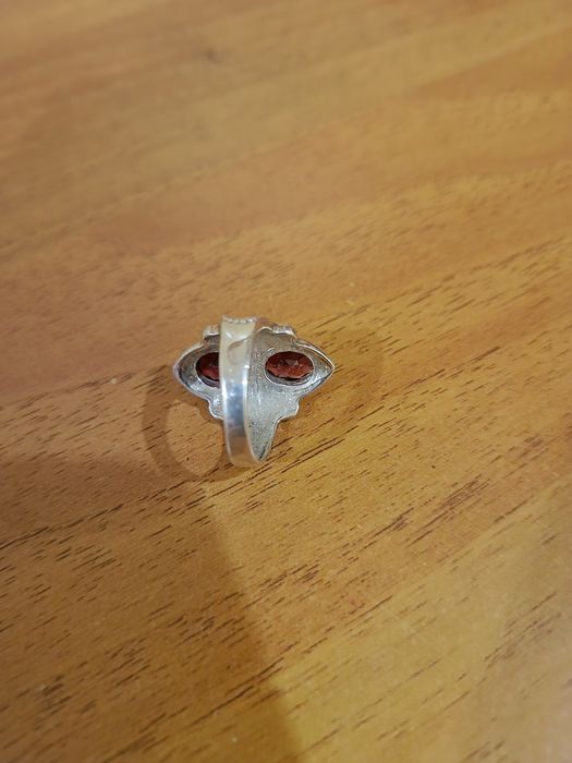 Pierścionek srebrny z granatami