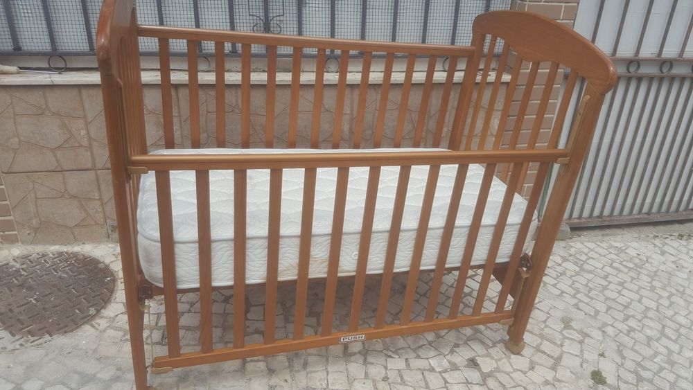 Cama em madeira e colchão para  Bebês