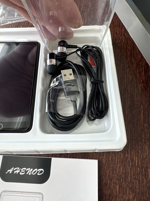 odtwarzacz multimedialny/MP3 marki Ahenod (model G18 | 160GB), ozdobiony grafiką przedstawiającą stylizowaną płytę winylową nad wodą