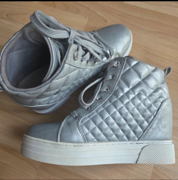Srebne wysokie sneackersy Guess r. 38