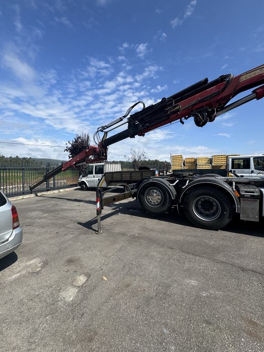 Camiao mercedes com grua
