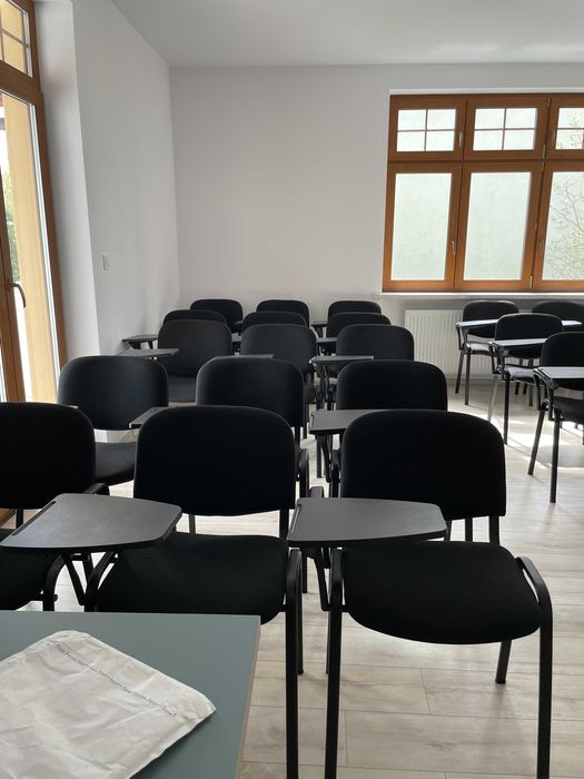 Krzesła konferencyjne ISO z pulpitem – 60 szt. – stan bdb