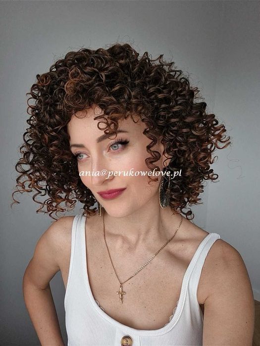 Peruka brązowa afro loki włosy jak naturalne