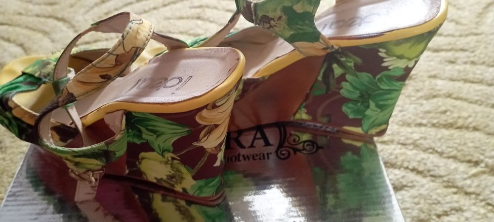 Продам босоніжки