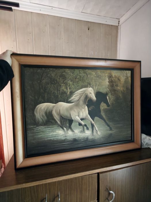 Duży obraz Konie w galopie – elegancka drewniana rama