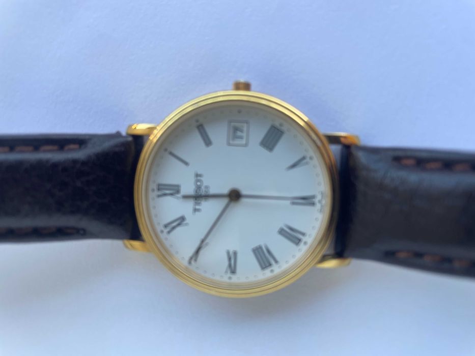 Relógio  Tissot clássico, números romanos