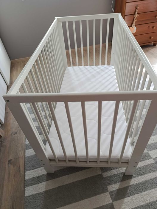 Berço com oferta de colchão com forra e conjunto de menino