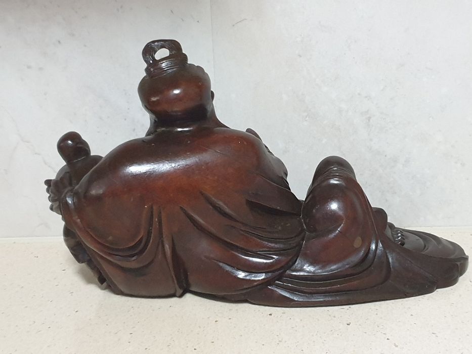 Grande antiga escultura de Buda deitado em madeira exótica esculpida