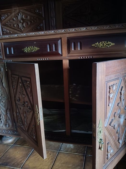 Cristaleira em madeira trabalhada