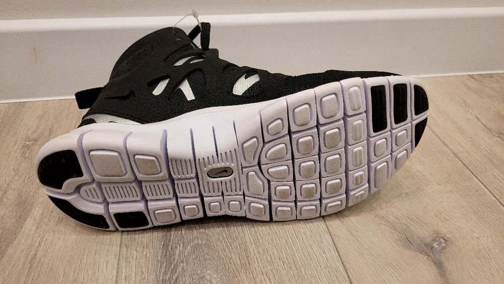 Buty NIKE Free RUN 2 sneakerboot 35,5 czarne białe