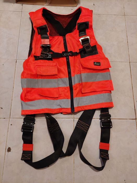 Arnês com colete refletor laranja