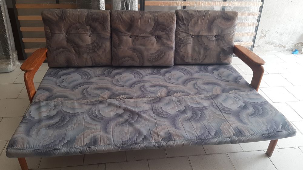 Sofá  cama  e movel preto