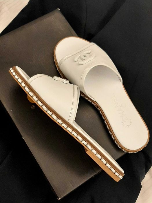 Klapki Chanel białe