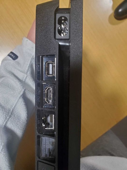 Playstation 4 com dois comandos