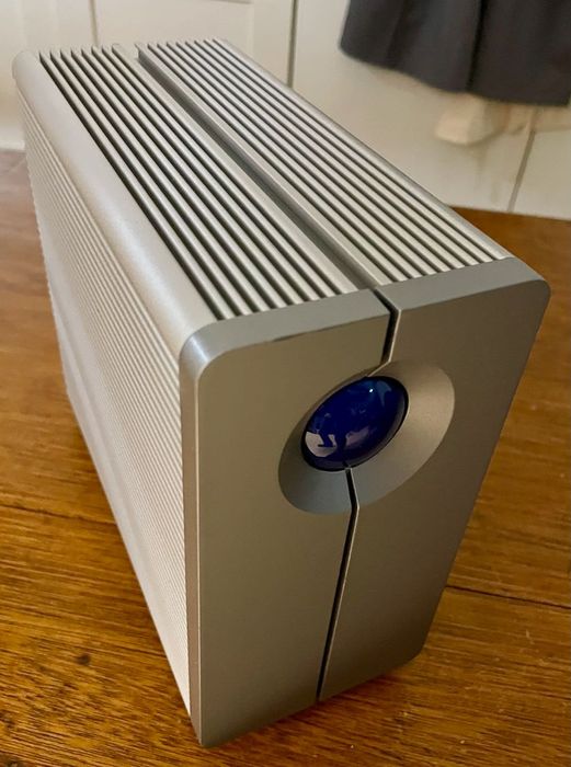 Caixa LaCie com 2 discos rígidos de 1T cada