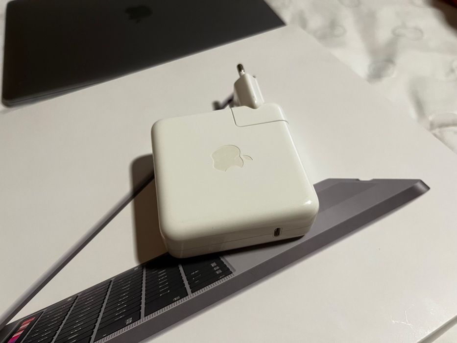 Macbook Pro (2019) 13,3" Cinza i5 16GB RAM 256GB SSD TouchBar