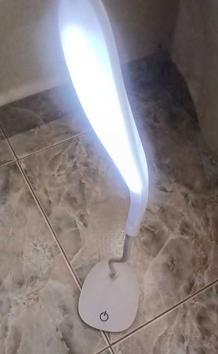 Настільна лампа з гнучким дизайном.