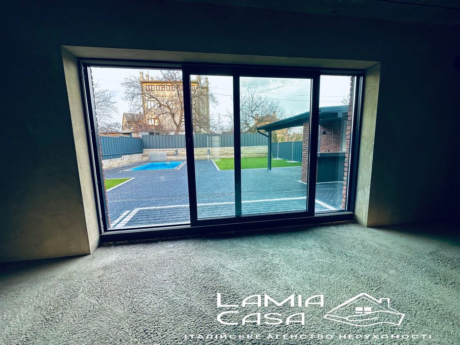 Продаж котеджу з басейном . Ближня роша